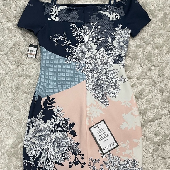 Bodycon Floral Off the Shoulder Dress. - Picture 3 of 3